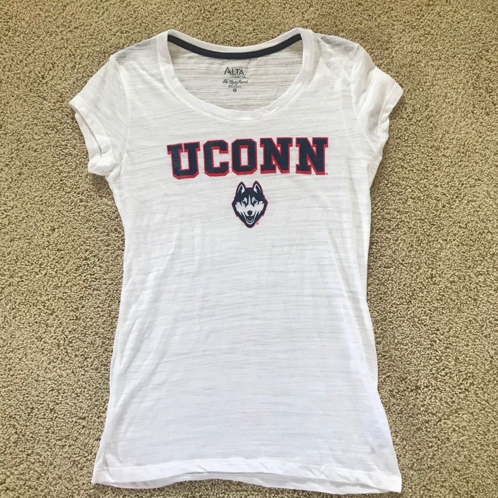 WOMENS UCONN T SHIRT❤️
